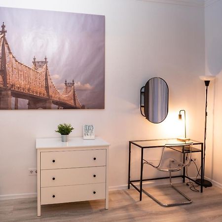 Perfect Location,Newly Decorated Modern, Large Place 60 M2, Really Quiet So You Can Have A Good Night Sleep, Ac, Netflix, Smart Tv, High-Speed Internet, World Famous New York Cafe Only 10 Minutes Walk Budapest Esterno foto