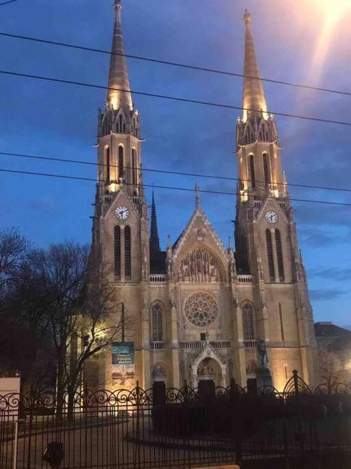 Perfect Location,Newly Decorated Modern, Large Place 60 M2, Really Quiet So You Can Have A Good Night Sleep, Ac, Netflix, Smart Tv, High-Speed Internet, World Famous New York Cafe Only 10 Minutes Walk Budapest Esterno foto