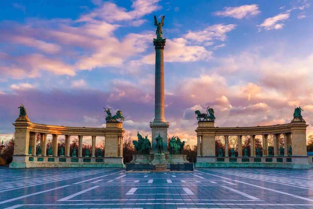 Perfect Location,Newly Decorated Modern, Large Place 60 M2, Really Quiet So You Can Have A Good Night Sleep, Ac, Netflix, Smart Tv, High-Speed Internet, World Famous New York Cafe Only 10 Minutes Walk Budapest Esterno foto