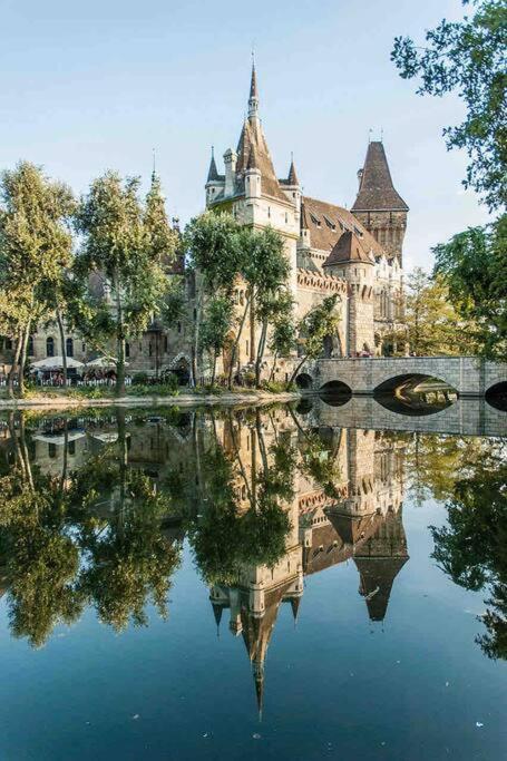Perfect Location,Newly Decorated Modern, Large Place 60 M2, Really Quiet So You Can Have A Good Night Sleep, Ac, Netflix, Smart Tv, High-Speed Internet, World Famous New York Cafe Only 10 Minutes Walk Budapest Esterno foto