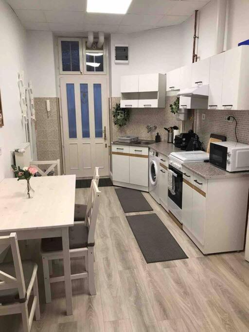 Perfect Location,Newly Decorated Modern, Large Place 60 M2, Really Quiet So You Can Have A Good Night Sleep, Ac, Netflix, Smart Tv, High-Speed Internet, World Famous New York Cafe Only 10 Minutes Walk Budapest Esterno foto