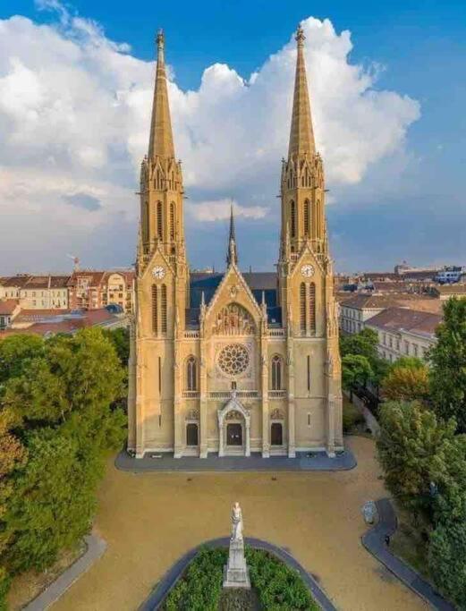 Perfect Location,Newly Decorated Modern, Large Place 60 M2, Really Quiet So You Can Have A Good Night Sleep, Ac, Netflix, Smart Tv, High-Speed Internet, World Famous New York Cafe Only 10 Minutes Walk Budapest Esterno foto