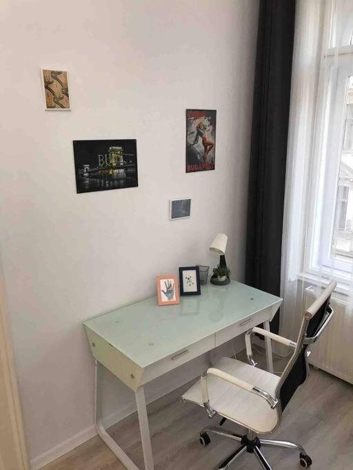 Perfect Location,Newly Decorated Modern, Large Place 60 M2, Really Quiet So You Can Have A Good Night Sleep, Ac, Netflix, Smart Tv, High-Speed Internet, World Famous New York Cafe Only 10 Minutes Walk Budapest Esterno foto