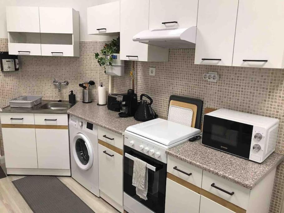 Perfect Location,Newly Decorated Modern, Large Place 60 M2, Really Quiet So You Can Have A Good Night Sleep, Ac, Netflix, Smart Tv, High-Speed Internet, World Famous New York Cafe Only 10 Minutes Walk Budapest Esterno foto