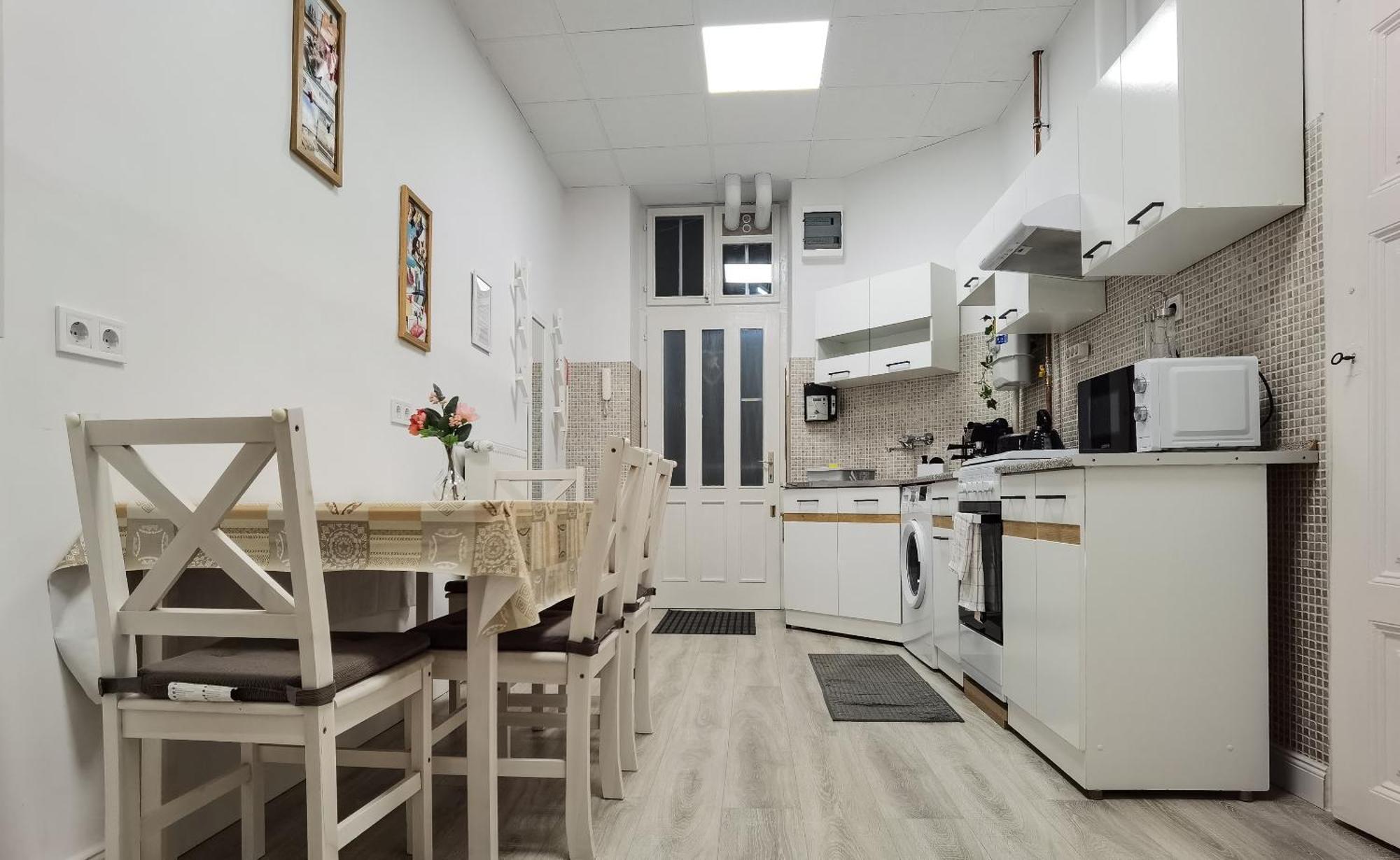 Perfect Location,Newly Decorated Modern, Large Place 60 M2, Really Quiet So You Can Have A Good Night Sleep, Ac, Netflix, Smart Tv, High-Speed Internet, World Famous New York Cafe Only 10 Minutes Walk Budapest Esterno foto