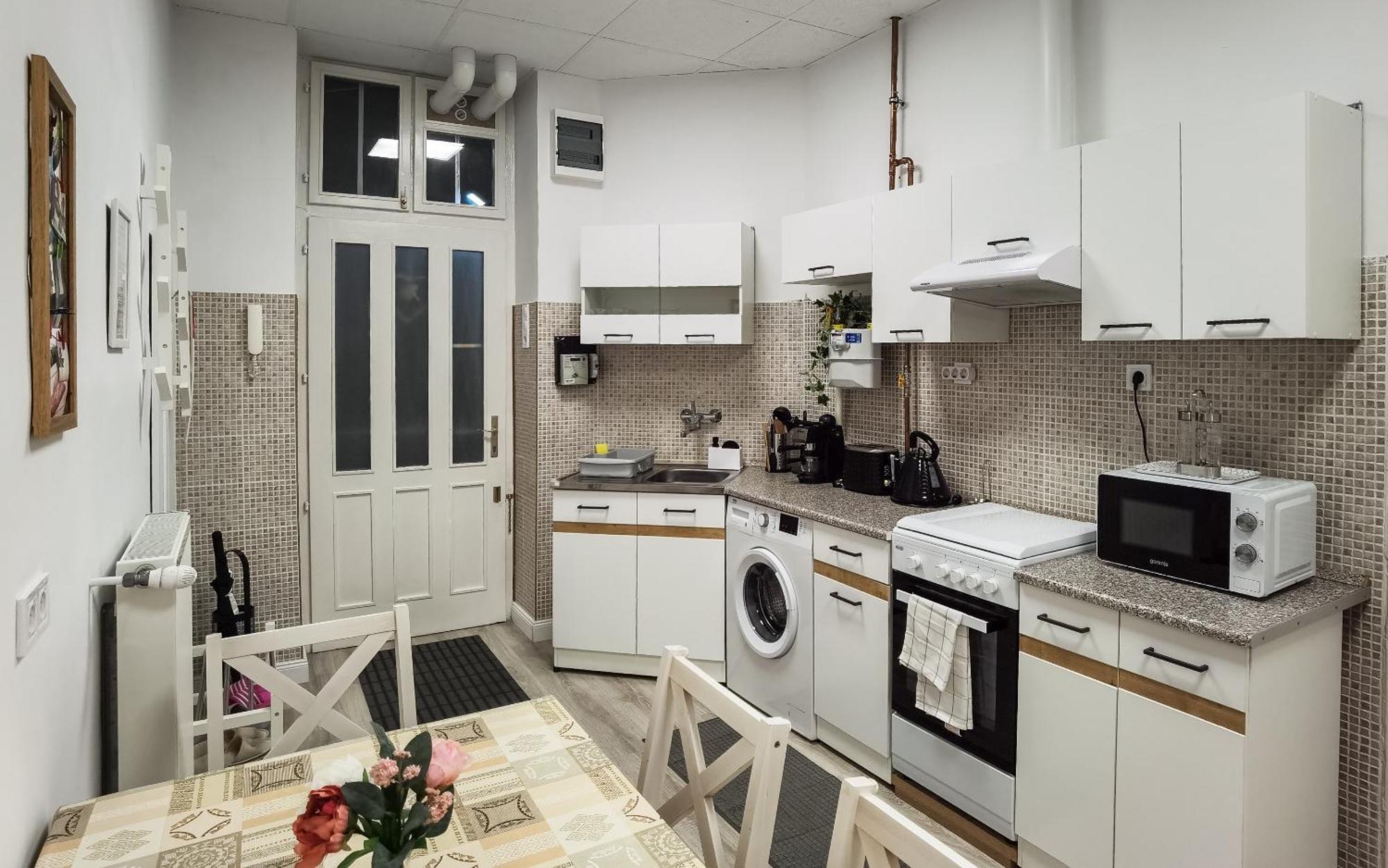 Perfect Location,Newly Decorated Modern, Large Place 60 M2, Really Quiet So You Can Have A Good Night Sleep, Ac, Netflix, Smart Tv, High-Speed Internet, World Famous New York Cafe Only 10 Minutes Walk Budapest Esterno foto