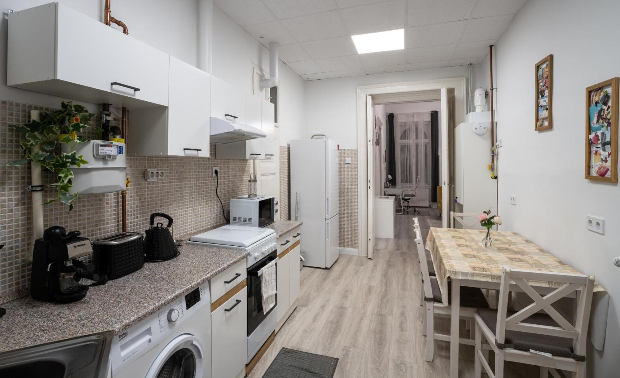 Perfect Location,Newly Decorated Modern, Large Place 60 M2, Really Quiet So You Can Have A Good Night Sleep, Ac, Netflix, Smart Tv, High-Speed Internet, World Famous New York Cafe Only 10 Minutes Walk Budapest Esterno foto