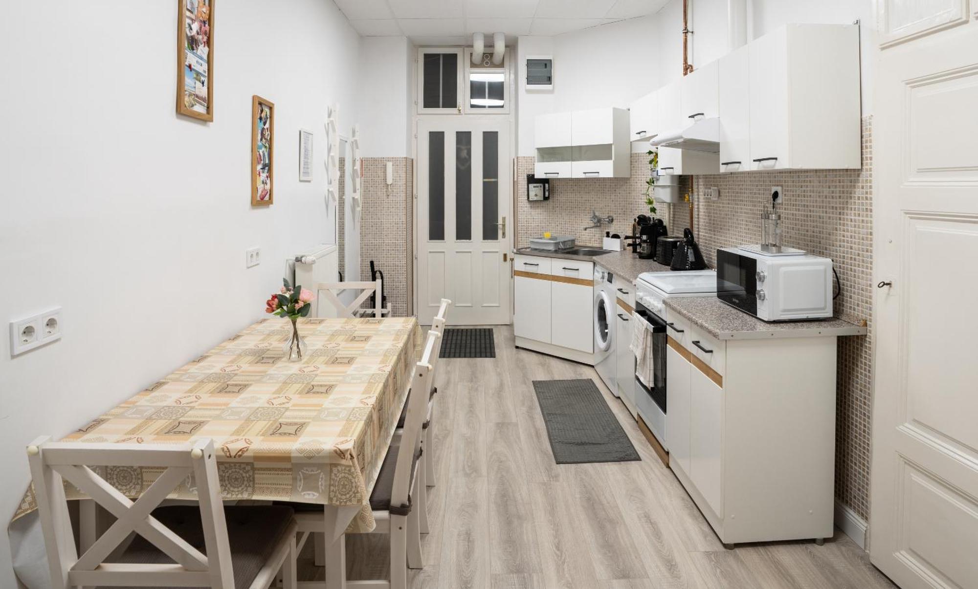 Perfect Location,Newly Decorated Modern, Large Place 60 M2, Really Quiet So You Can Have A Good Night Sleep, Ac, Netflix, Smart Tv, High-Speed Internet, World Famous New York Cafe Only 10 Minutes Walk Budapest Esterno foto