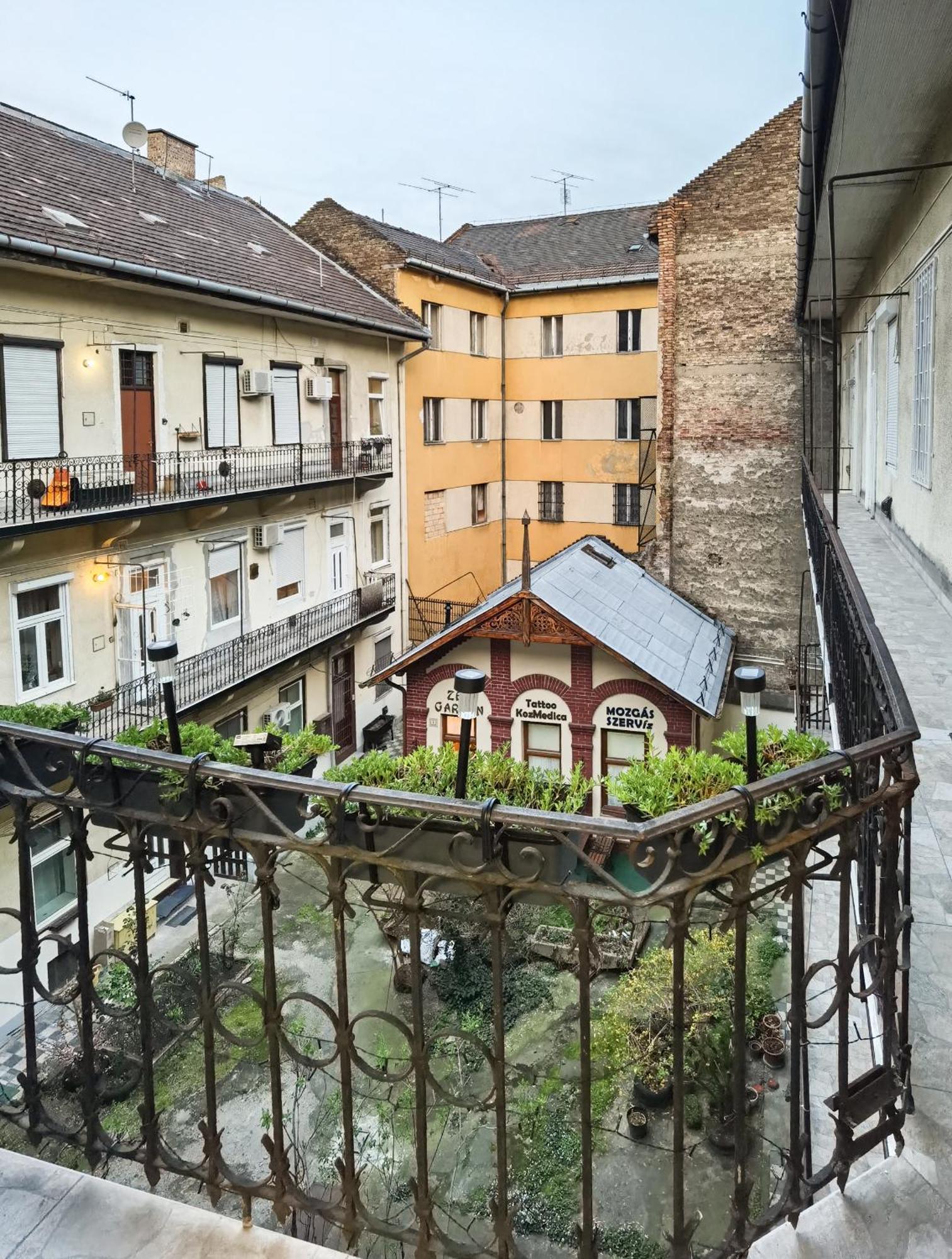 Perfect Location,Newly Decorated Modern, Large Place 60 M2, Really Quiet So You Can Have A Good Night Sleep, Ac, Netflix, Smart Tv, High-Speed Internet, World Famous New York Cafe Only 10 Minutes Walk Budapest Esterno foto